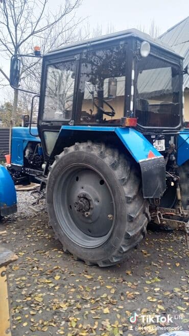 kredite masin: Belarus MTZ traktoru (mavi), 2009 il buraxılışı. Texniki — 8