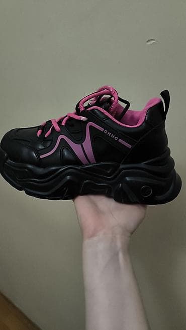 Детская одежда и обувь: Qızlar üçün idman ayaqqabısı - Rəng: qara, çəhrayı detallarla - Brend — 2