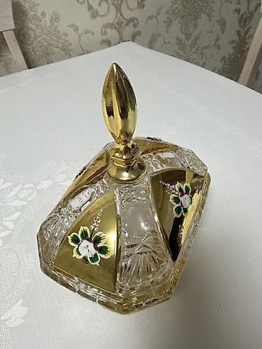 Qapaqlı şüşə/qraf keksqabı – büllur dekorlu, qızılı işləməli -