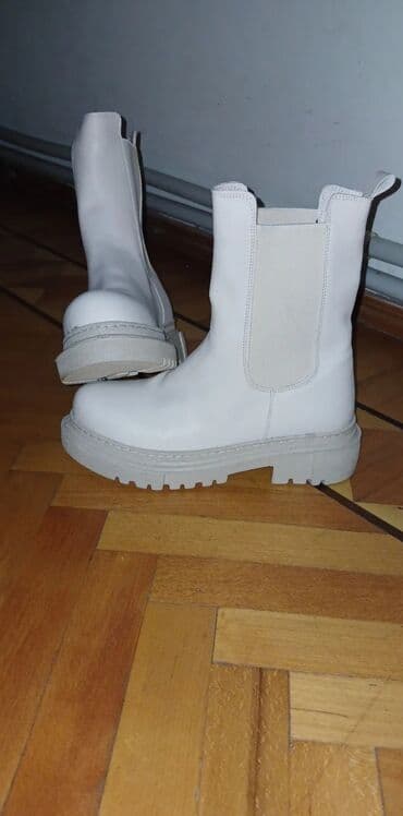 çəkməcə: Bej rəngdə bot. Ölçü uyğun gəlmədiyi üçün geyinilməyib və satılır — 2