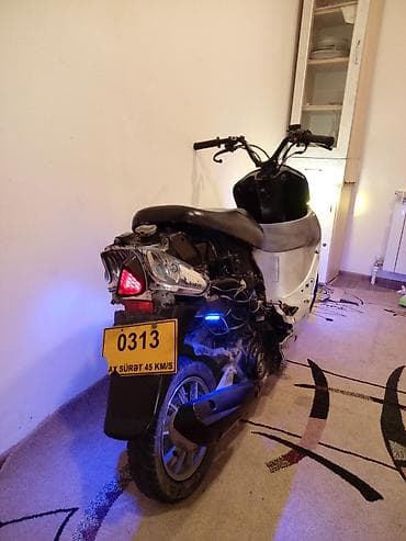 motorlu skuter: Moped – benzinli, avtomatik Xüsusiyyətlər: - Korpusu şəhər skuteri — 4