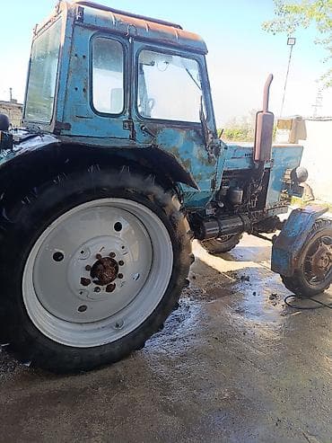 MTZ Belarus tipli təkərli traktor Texniki xüsusiyyətlər: - Kabinalı