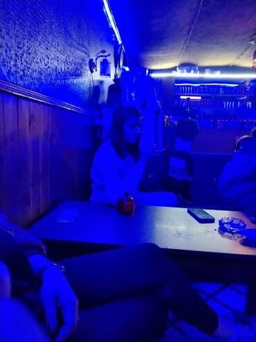 şamaxı restoranları: Lounge/Kafe məkanı – mavi LED işıqlandırmalı rahat daxili - Atmosfer — 1