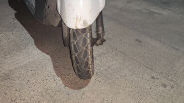 Motonəqliyyatın icarəsi: Şəhər içi rahat hərəkət üçün ağ rəngli skuter/süpürgə tipli moto — 5