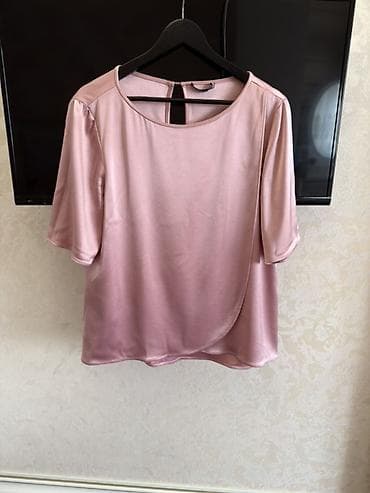 Zərif qadın bluzası – açıq çəhrayı rəngdə, atlas parıltılı yumşaq