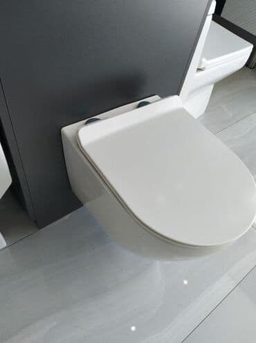 Ağ rəngli asma unitaz, müasir hamam otaqları üçün ideal seçimdir