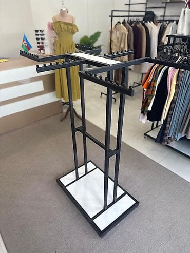 Mağaza vitrinləri üçün metal geyim asqısı stendi - Material: qara toz