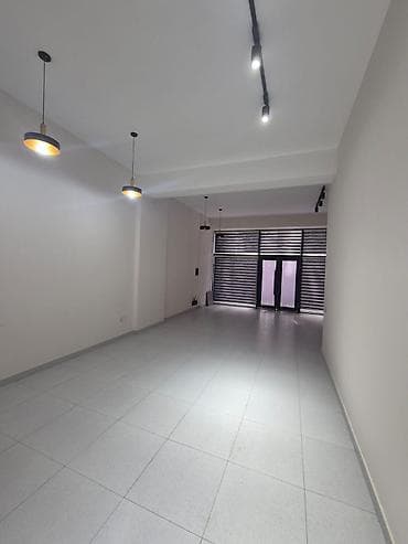 Obyekt – yüksək keçidlili küçədə, çoxmərtəbəli yeni binanın 1-ci — 8