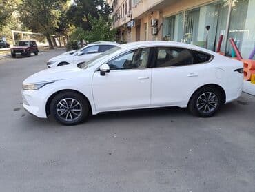 byd ilkin ödənişsiz: BYD sedan – ağ rəngli, müasir dizaynlı hibrid/elektrik üslublu şəhər — 2