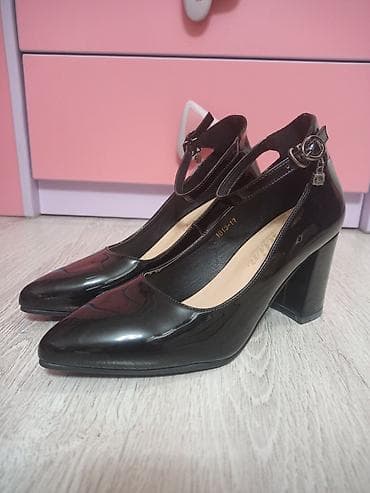ayaqlar: Qadın klassik tuflisi - Rəng: qara (parlaq lak örtüklü) - Burun — 1