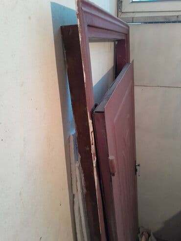 Məhəccərlər: Metal qapı dəsti Eni 90 sm hündürlüyü 205 sm. Normal qapıdır balaca — 3