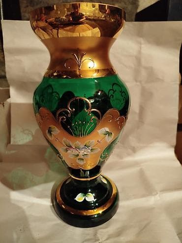Bəzəkli şüşə dəst - Tərkibi: 1 ədəd iri vaza, 1 ədəd ayaqlı
