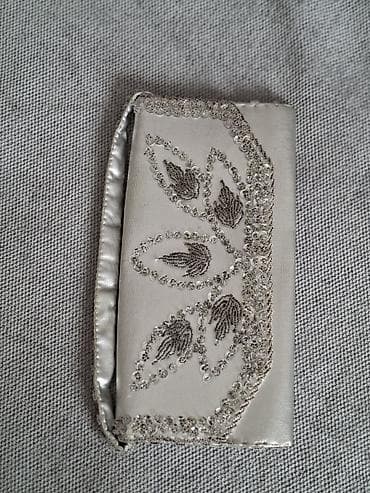 gözəl çantalar: Zərif axşam çantaları dəsti - Qara samt clutch: Minimalist dizayn, ön — 2