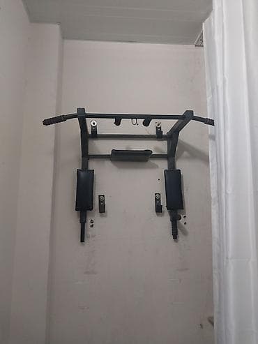 Divara quraşdırılan çoxfunksiyalı turnik–press–qarn əzələsi