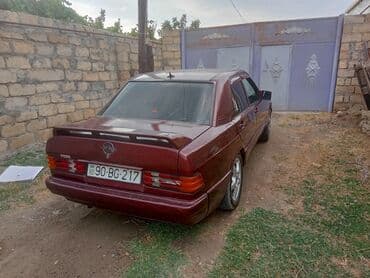 disk ve tekerler: Qırmızı rəngdə olan Mercedes-Benz avtomobili. Arxa tərəfində spoyleri — 1