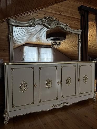 Ev üçün mebel: Klassik üslubda konsol-bufet və böyük güzgü - Rəng: krem-bej, qızılı — 1