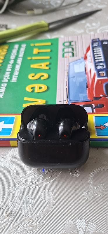 Elektronika: Tam simsiz qulaqlıq dəsti - Rəng: qara - Qapaqlı şarj qabı ilə gəlir; — 1