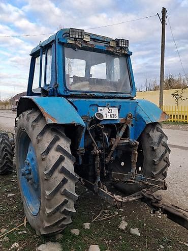 kompressor 25l: Mavi rəngli təkərli kənd təsərrüfatı traktoru və qoşqu dəsti — 10