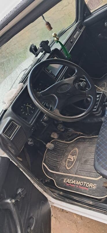 oka satılır: Lada (VAZ) klassik sedan – ağ rəng, 4 qapı, arxaötürücülü. Xarici: - — 12