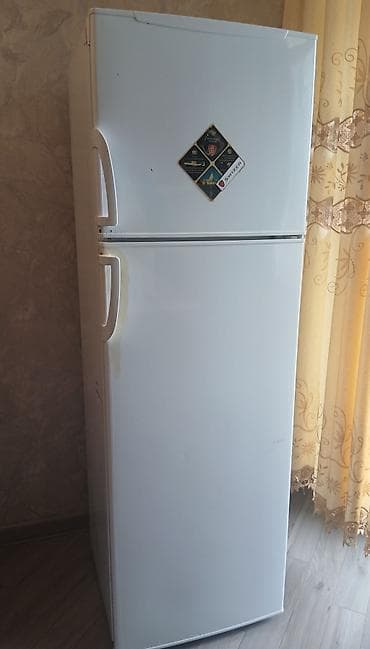 İki qapılı məişət soyuducusu - Üstdə dondurucu, altda soyuducu bölmə