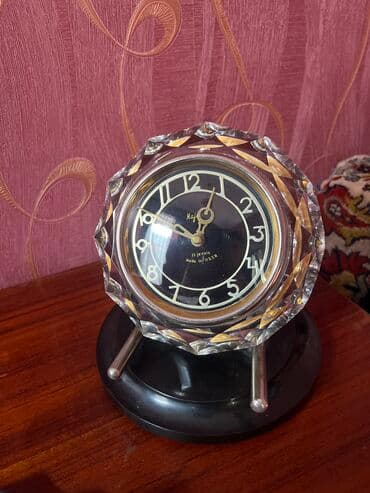 Qedimi xrustal sovet saati