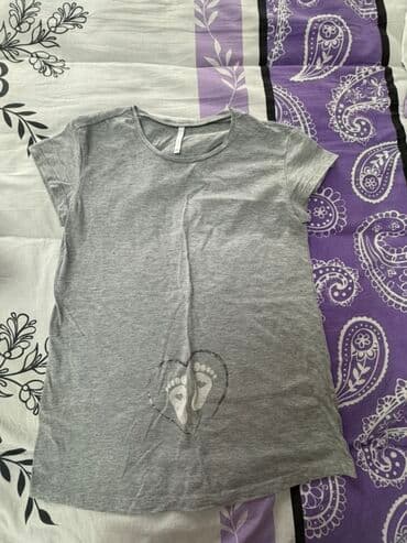 maykalar instagram: Qısaqol köynək, boz rəngdədir. Ön hissəsində qara konturlu ürək — 1