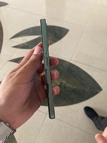 samsung tab 5: Smartfon – damcı formalı ön kamera çıxıntısı olan tam ekranlı model — 3
