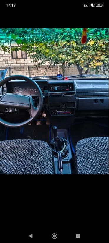 w210 fara şuşəsi: LADA Samara (sedan) – ağ rəngdə, ön və arxa plastik qara bamperlərlə — 4