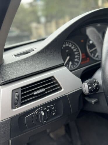 bmw 3 серия 325ix kat: BMW 3 Series sedan (E90), ağ rəng. - Nömrə: 77-XV-029 (AZ) - Kuzov: 4 — 3