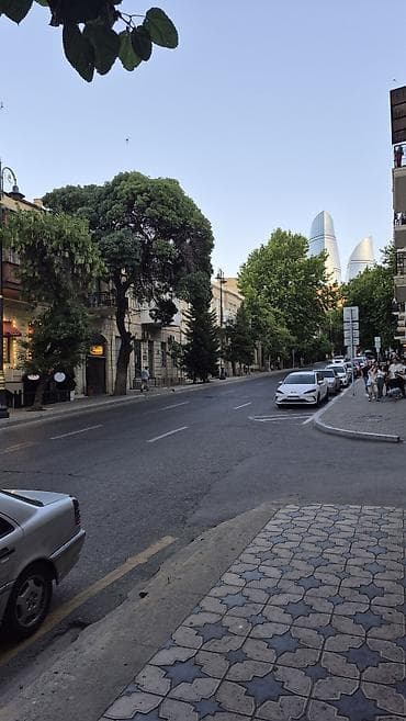 İÇERI ŞEHER Metrosuna 3 deqiqeliy mesafede tezebey Hamamin Yaninda 1 — 2