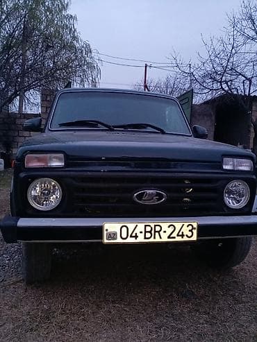 niva barı: LADA Niva (VAZ 2121) – yaşıl rəngli 3 qapılı SUV Xüsusiyyətlər: - Tam — 7
