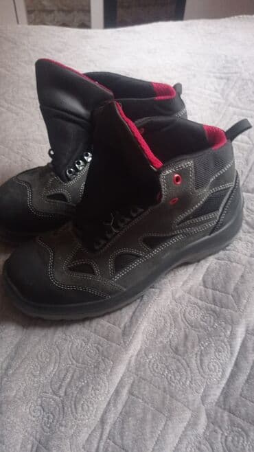 tikinti fəhlə: İşçi ayaqqabısı – yüksək boyunlu, qara rəngdə, qırmızı detallı model — 1