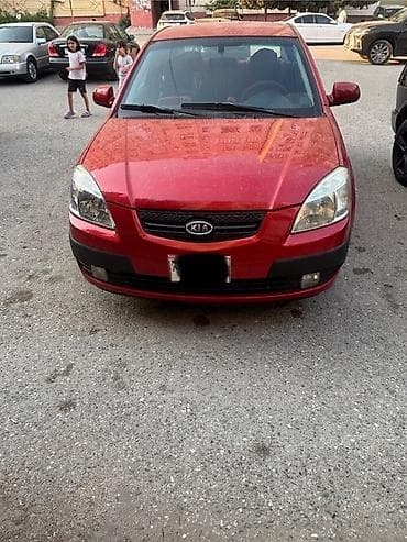 Kia Rio – qırmızı rəngli sedan Xüsusiyyətlər: - Korpus: 4 qapılı