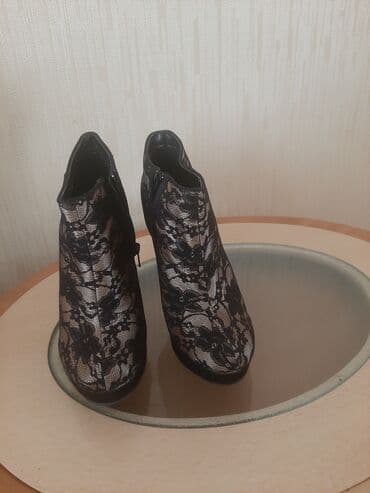 Qadın üçün zərif botilər - Model: Qısa boğazlı, gizli platformalı