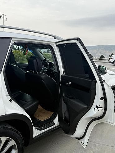 kia fara: Ağ rəngli şəhər-krossover/SUV Xarici: - Ağ kuzov, qara elementlərlə — 4