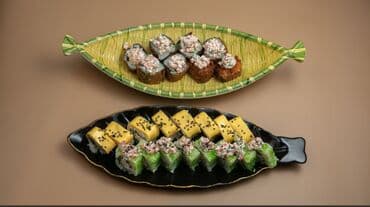 baliq tutmaq: Sushi və roll assortisi - İki lövhədə təqdim olunan zəngin sushi — 1