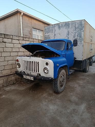 karavan: Yükdaşıma üçün GAZ-53 tipli yük maşını və üzərində iri həcmli qapalı — 3