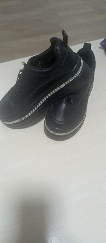 женские цветочные кеды: Qara rəngli qadın idman ayaqqabısı - Model: platformalı sniker - — 2