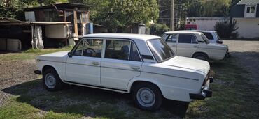 ваза напольная стеклянная высокая без узора: Ağ rəngli VAZ-2106 sedan avtomobili. Dörd qapılı bu avtomobil retro — 6