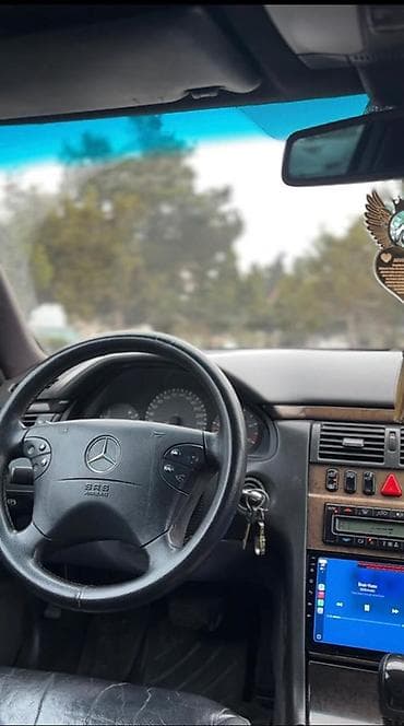 mersedes c 180: Mercedes-Benz E-Class (W210) sedan – qara rəng, 4 qapı, klassik — 4