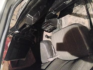 mercedes ayaqaltı: VAZ 2107 sedan – ağ rəngdə, klassik kuzov. Xüsusiyyətlər: - Kuzov: 4 — 3