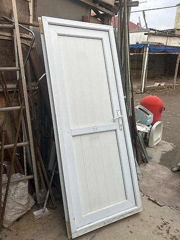 Двери и комплектующие: Plastik qapi satilir 80azn.2 eded var.Olcu 80x2.20.Unvan — 1