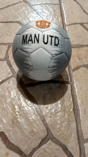 Toplar: Manchester United futbol topu - Rəng: ağ-gümüş tonlarda, qara “MAN — 2