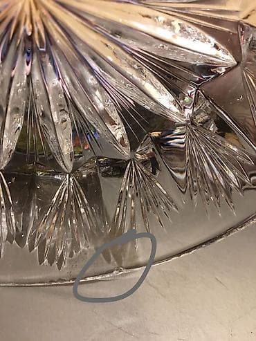 konfet qabı: Xrustal konfet qabı-2 əd. Çexiya, birində balaca görsənməyən qırıcıq — 7