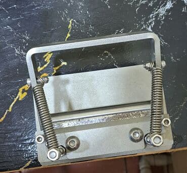 rezak satilir: Paslanmayan poladdan hazırlanmış bu alət dəri və digər materialları — 1