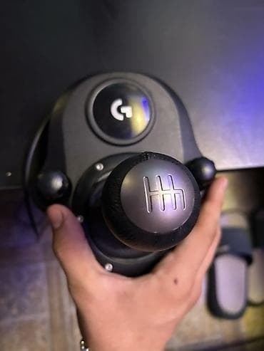 araba rolu: Logitech G29 sükan dəsti – sükan, 3 pedallı blok və ayrıca sürət qolu — 3
