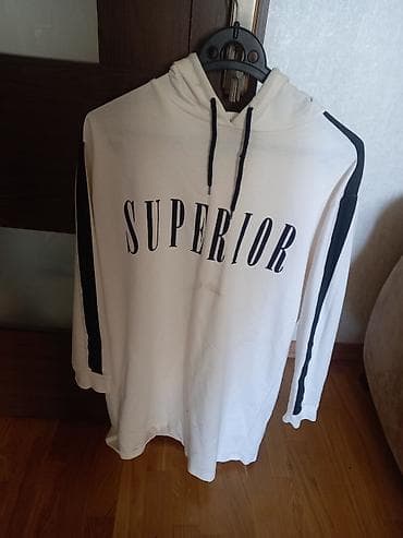 gin koynek bicimleri: Ağ rəngli kapüşonlu svitşört. Ön hissədə iri “SUPERIOR” yazısı. Qara — 1