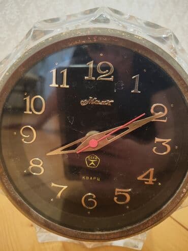 Kvars mexanizmli, "Мечта" markalı, qara siferblatlı və qızılı rəqəmli