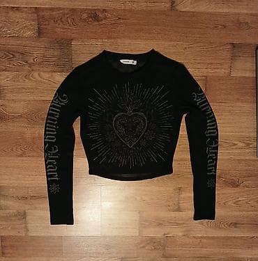 Qara uzunqol crop top - Rəng: qara - Üzərində həkk olunmuş dekorativ