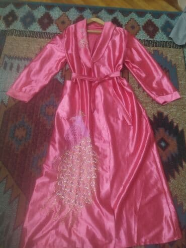 Пальто: Халатик почти новый с яркой вышивкой. из джеиза,вообще не носила.Идет — 1